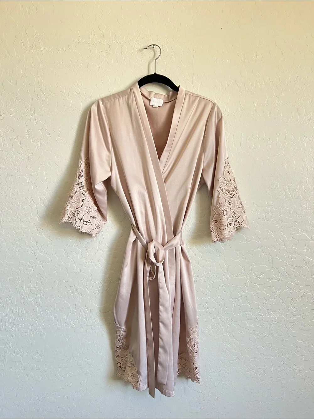 Le Rose Women’s Lace-Trim Satin Robe in Blush